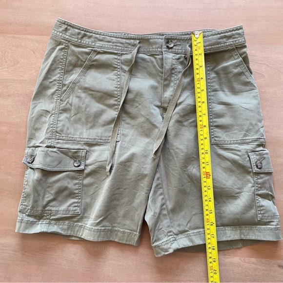 L.L. Bean Favourite Fit Women’s Green Khaki Cargo Shorts - Olive - Picture 9 of 10